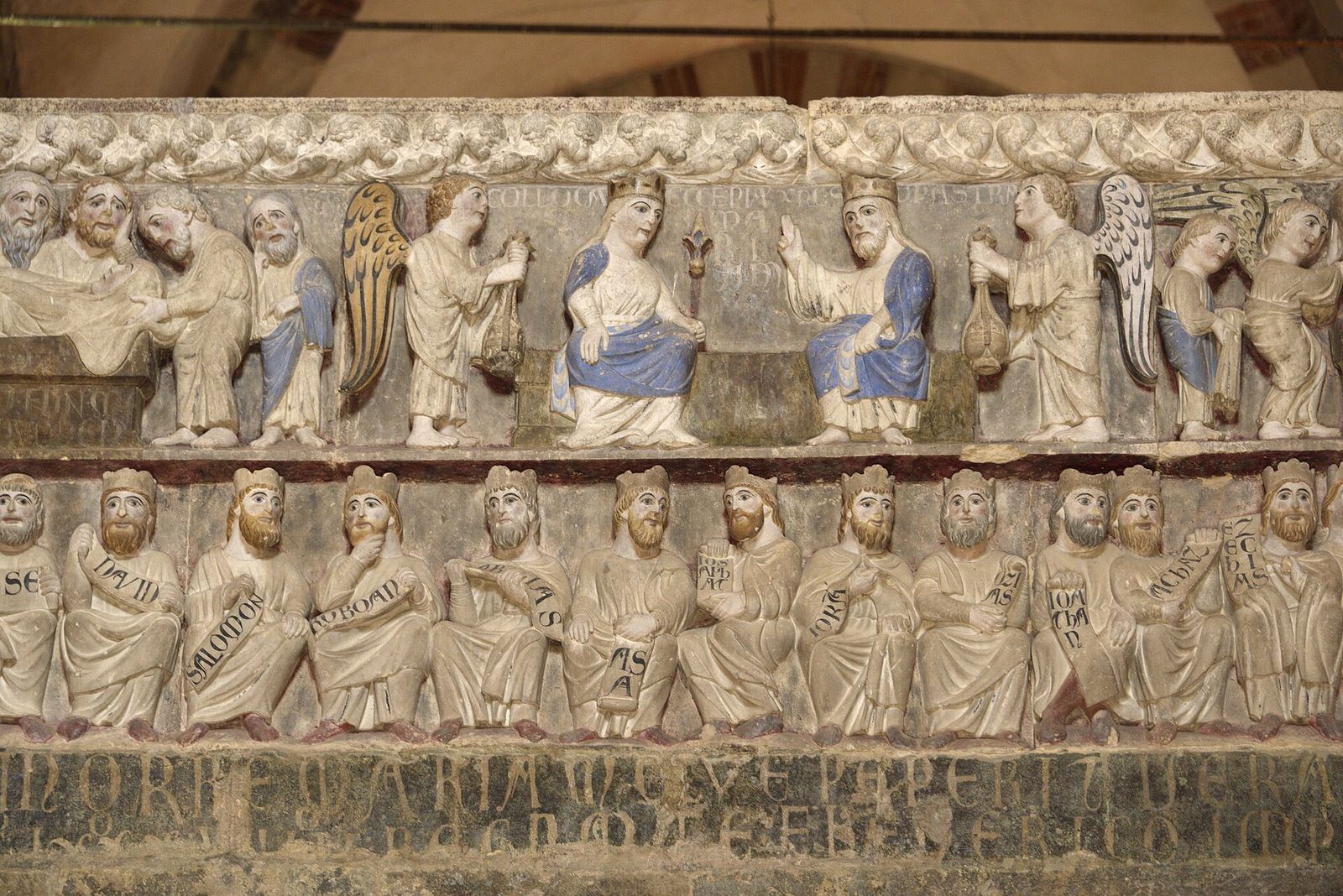 Il bassorilievo dipinto del pontile di Vezzolano: in alto l'incoronazione della Vergine tra gli angeli, in basso una fila di re seduti con i nomi sui cartigli
