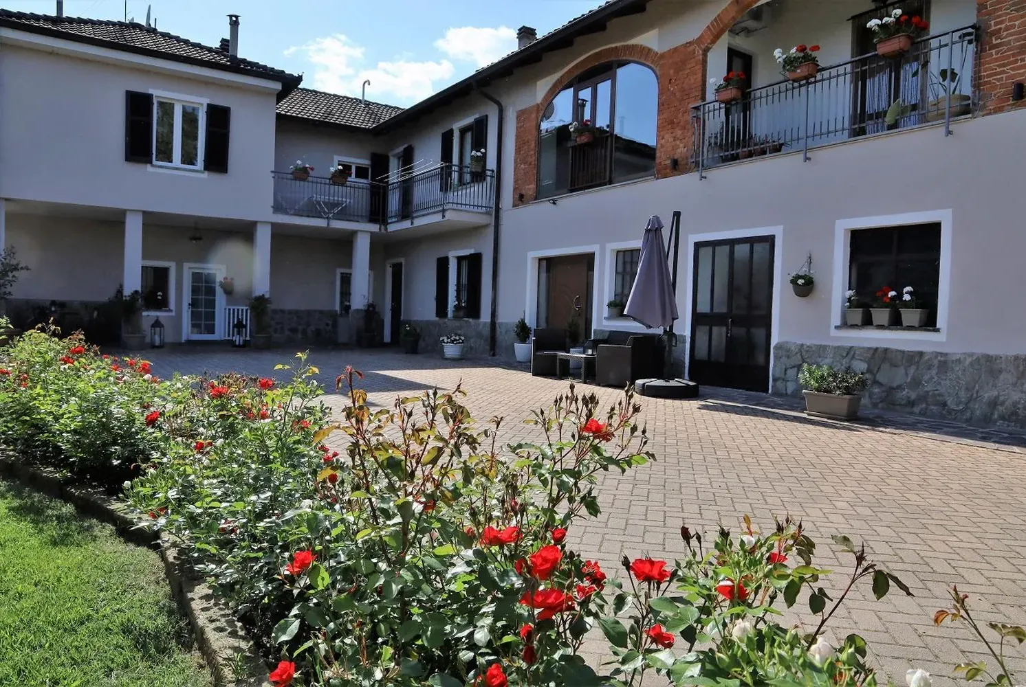 Il cortile dell'Appartamento Viola con le rose